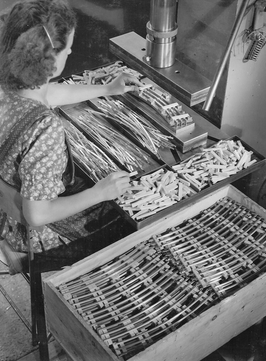 Buco Spur 0 Holzschwellen auf Gleise aufpressen anno 1952 by Geschichtsforschung Amiba Buco Spur 0 Holzschwellen auf Gleise aufpressen anno 1952 by Geschichtsforschung Amiba