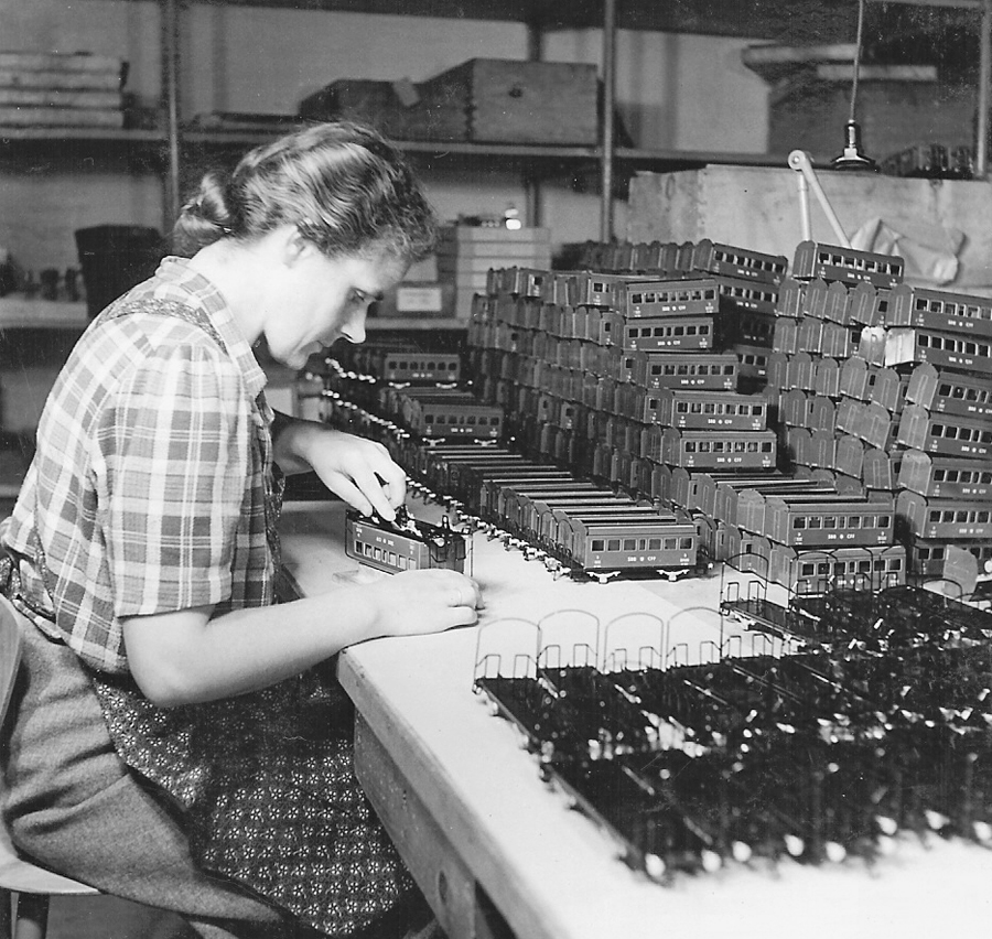 Buco Spur 0 Personenwagen Montage Lokgehäuse anno 1952 by Geschichtsforschung Amiba Buco Spur 0 Personenwagen Montage Lokgehäuse anno 1952 by Geschichtsforschung Amiba