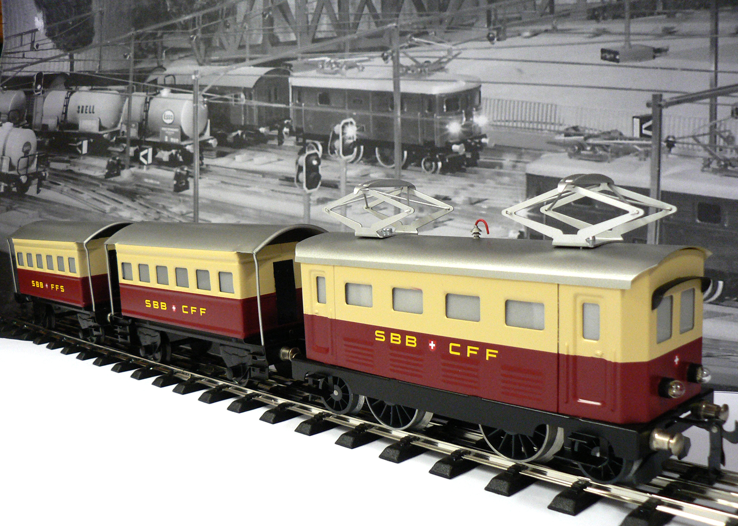 Brese-Kleinserie Spur 0 Resal-Set rot / cremé, Lokomotive und Personenwagen