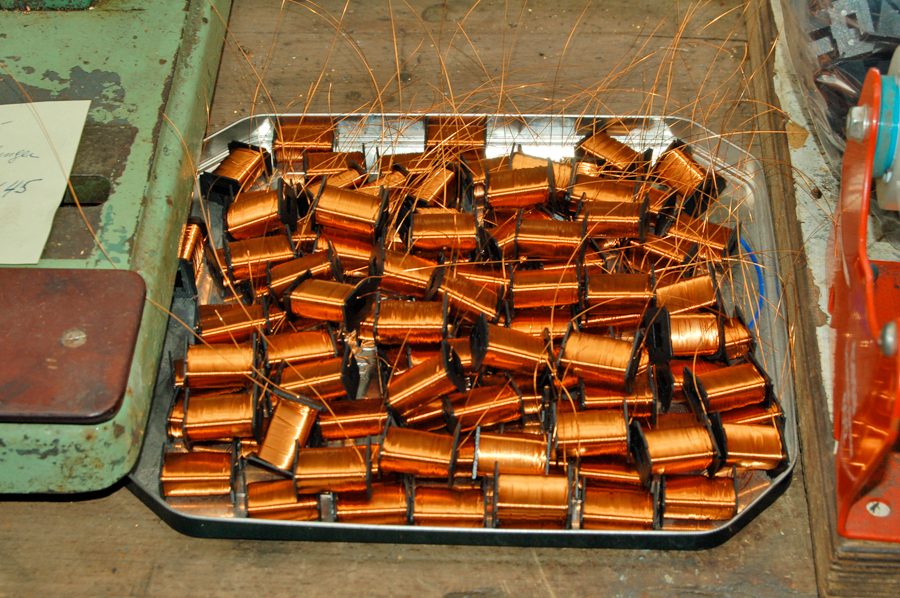 Buco Spur 0 Produktion Feldmagnet wickeln anno 2009 by Fritz Krähenbühl in Thun Buco Spur 0 Produktion Feldmagnet wickeln anno 2009 by Fritz Krähenbühl in Thun