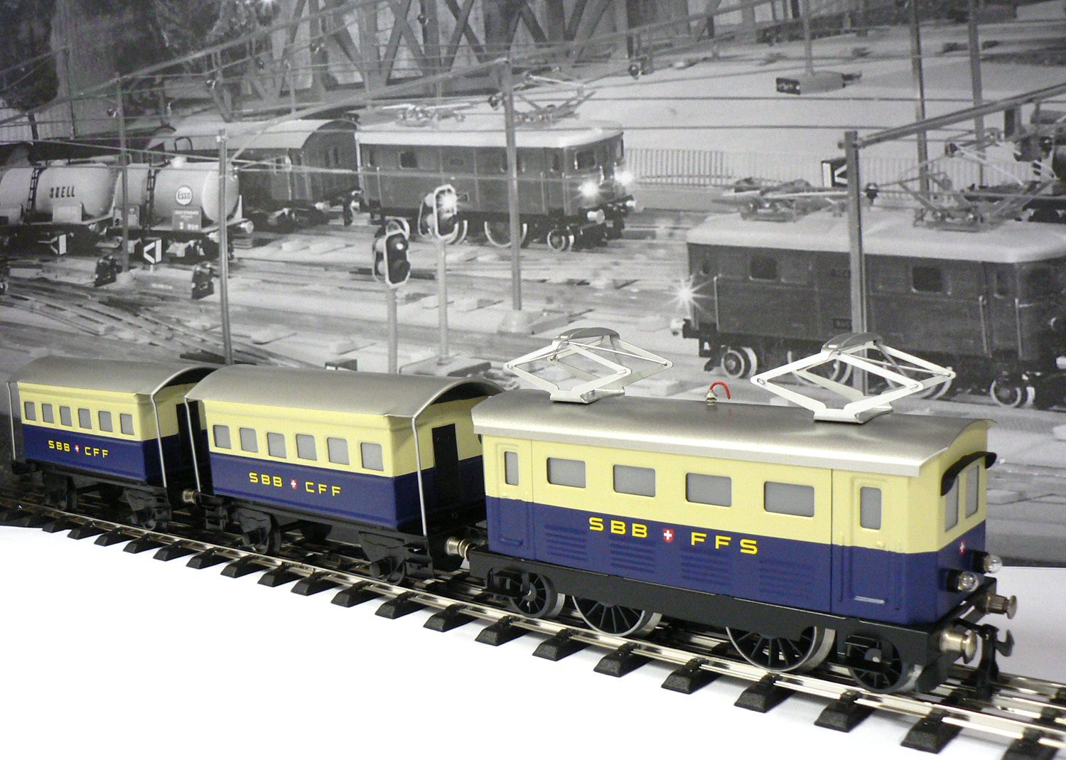 Brese-Kleinserie Resal-Set blau / cremé, Lokomotive und Persoenwagen