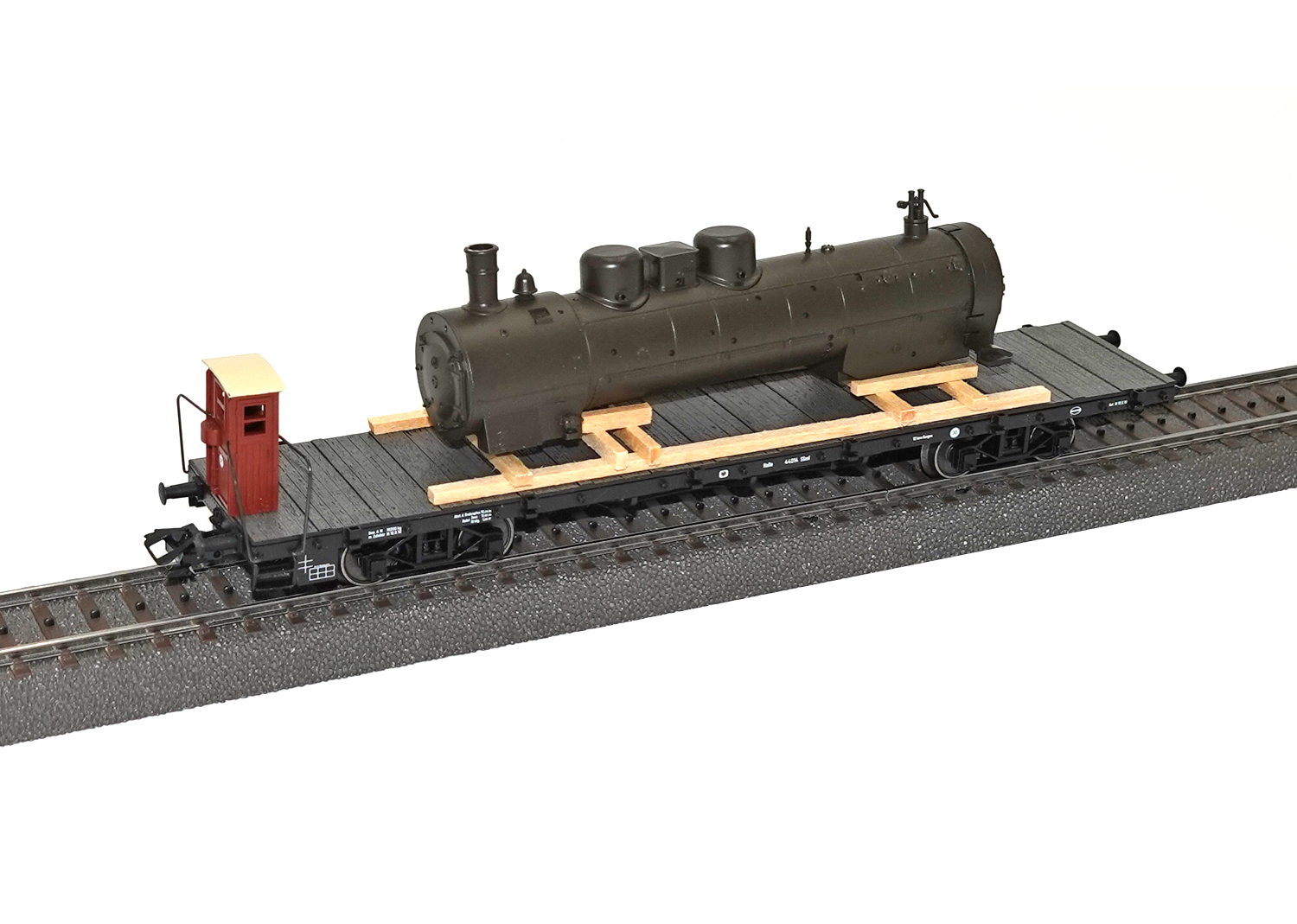 Trix 24314 KPEV Flachwagen mit leicht gealterten Lokkessel   Trix 24314 KPEV Flachwagen mit leicht gealterten Lokkessel