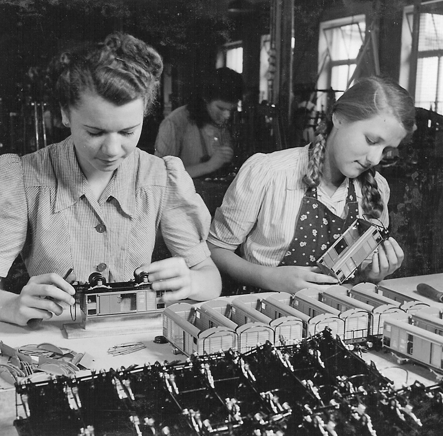 Buco Spur 0 Güterwagen Montage anno 1952 by Geschichtsforschung Amiba Buco Spur 0 Güterwagen Montage anno 1952 by Geschichtsforschung Amiba