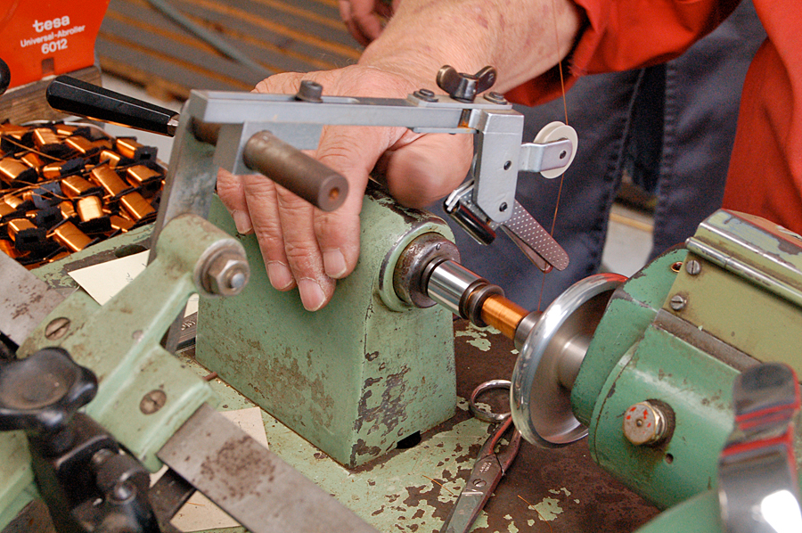 Buco Spur 0 Produktion Feldmagnet wickeln anno 2009 by Fritz Krähenbühl in Thun Buco Spur 0 Produktion Feldmagnet wickeln anno 2009 by Fritz Krähenbühl in Thun