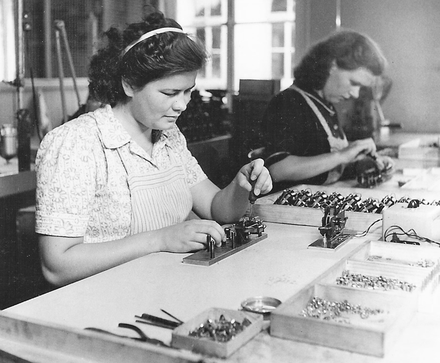 Buco Spur 0 Lok-Motoren Montage anno 1952 by Geschichtsforschung Amiba Buco Spur 0 Lok-Motoren Montage anno 1952 by Geschichtsforschung Amiba