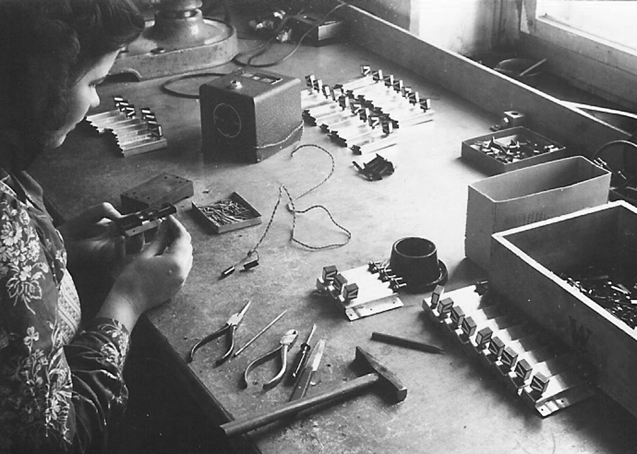 Buco Spur 0 elektrische Weichenantrieb Montage anno 1952 by Geschichtsforschung Amiba Buco Spur 0 elektrische Weichenantrieb Montage anno 1952 by Geschichtsforschung Amiba