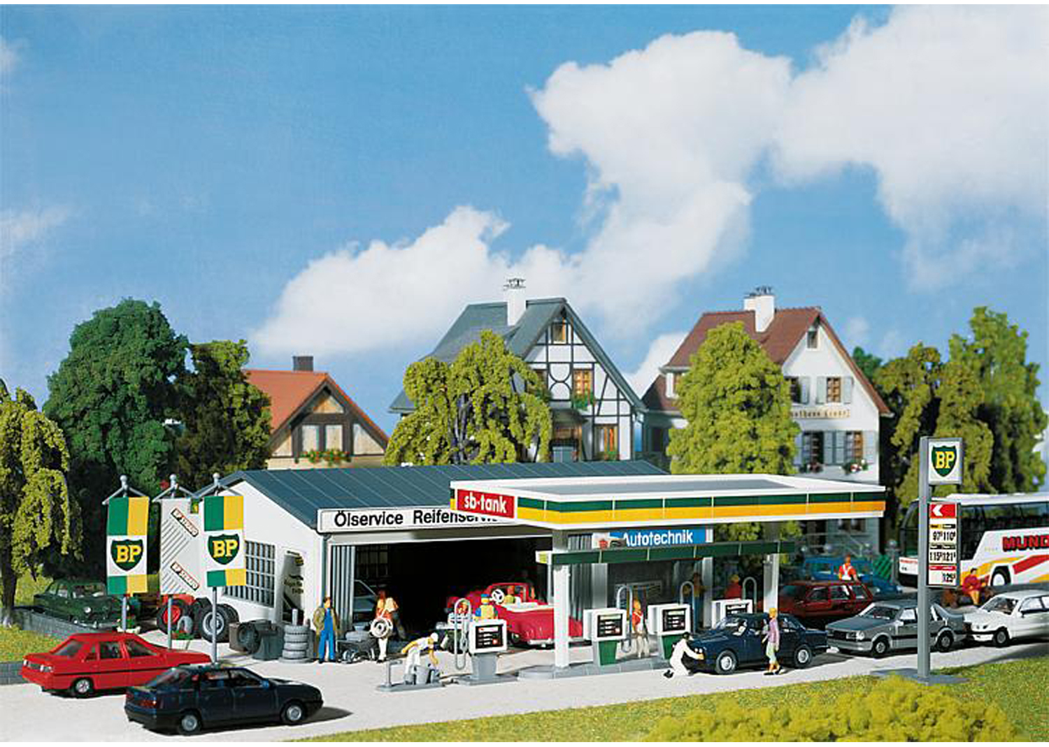 Faller 130345 Tankstelle mit Servicegebäude 